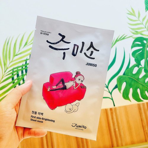 Facts! 🔎 Using  sheet mask is a part of South Korean culture. And also the soul of korean skincare routine 🇰🇷
••••
JUMISO - First skin-Brightening Sheet Mask 🧖🏻‍♀️ @jumiso_official •••• If you want skincare that provides results, use a sheet mask and you can feel it for yourself. I include those who routinely use sheetmask, in a week I can 2-3 times wearing a sheet mask. The sheet mask that I use is usually a variant to calm the skin and brighten the skin 👩🏻‍🦰
••••
Jumiso sheet mask is so special for me, because I love the material of sheet mask is so thinlight and deliver properly essence into the skin. So refreshing and revitalising sheet mask contains rich of vitamin A dan E to improve skintone and perfect moist properly 💧
•••• Living  in the capital city, we are prone to stress and it impacts on facial skin that is easily dull. When stressed, we need me time to revive the mood and so we stay healthy and positive. When me time,  is when using sheetmask 🥰 because I will feel happier, more alive because I'm a better person when I'm using sheetmask 😝 •••• I use sheet mask usually after cleansing and toning, then leave it for 15-20 minutes so the skin absorbs well.  after 20 minutes take off the mask and gently massage the serum into your skin proceed with a moisturizer to lock in moisture💦 Jumiso has 5 sheet mask variants that you should try and I highly recommend it ❤️
••••
You can get all Jumiso product at @stylekorean_global 🛒 and there best deal promo for bundling Jumiso product 😍 Let's check it out  http://bit.ly/35DZqhM  and shopping yay! 🛍
••••
#stylekorean #stylekorean_global #jumiso #jumisofirstskinbrighteningsheetmask #sheetmask #kbeauty #skincare #makeup #selfie #clozette #clozetteid  #kbeautyblogger #abskincare #kbeautyskincare