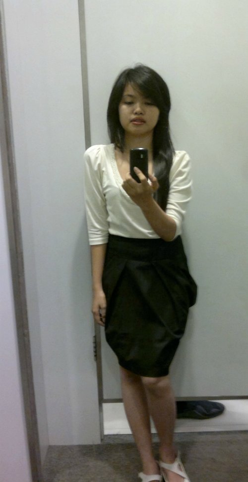 TOP : COTTON ON
SKIRT : THE EXECUTIVE
SHOES : KICKERS