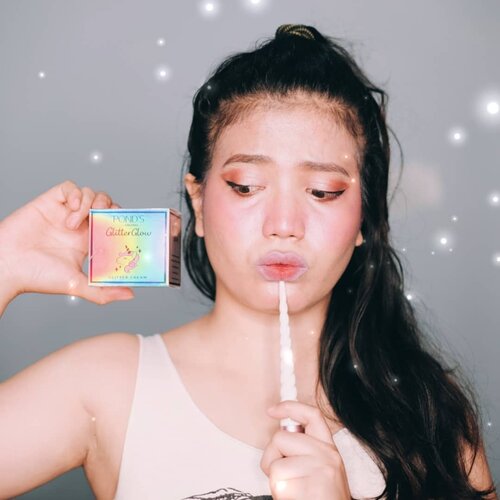 "Excuse me... do you see my unicorns? I think I lost them" 😣.Seru banget nih, #PondsGlitterGlow akhirnya masuk ke Indonesia! Nggak perlu lagi susah nitip ke Bangkok, bebb... Penggemar Unicorn dan efek glowing hinyaiii manjah pasti gemezzz sama keempat produknya @pondsindonesia1. Peel-off mask yang berfungsi mencerahkan sekaligus mengecilkan poti-pori2. Illuminating cream yang melembabkan dan memberikan efek kilau yang soft3. Duo powder holographic yang fungsinya mirip highlighter4. Moisture stick untuk efek glitter pink merona. This one is my favorite! ❤️.#BornUnicorn #SparkYourUnicornGlow #GlitterGlowReview #ClozetteID