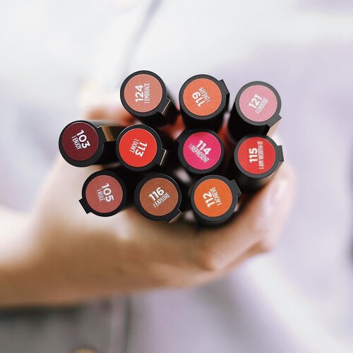 The whole shades of L’Oreal Rouge Signature is here! 💋-Which one your fav I wanna know?-Trend lipstick belakangan sudah nggak lagi dijawarai si matte yah... saya pun untuk daily use jadi lebih seneng lipstick dengan tekstur velvety, glossy, creamy tint, pokoknya yang bikin bibit keliatan becek becek sehat gitu bebb... 😚-#GoRougeSignature #LOrealParisID #LiquidLipstick #MatteLipstick #ClozetteID #RougeSignature