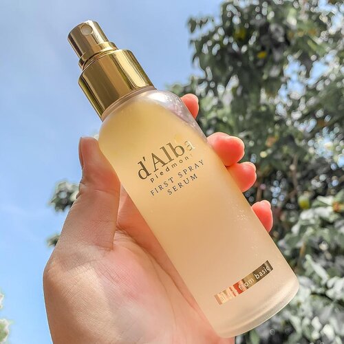 Serum dengan tekstur unik—sangat liquid layaknya air & dikemas dalam botol spray, aromanya super soft, mudah meresap, dan efek dari pemakaiannya itu dong... glowing tapi nggak lebay, kulit bisa lembab lebih lama.Officially serum terunik yang pernah aku coba. Bawaannya mau spray terus karena effortless banget, bisa disemprot habis cuci muka sebagai toner, sebagai serum as it self, atau sebagai pengganti moisturizer, dan bisa juga dijadiin pengganti setting spray di atas makeup. All In One Care ceunah! 😄Review lengkapnya sudah mendarat di blog Aprijanti.com#dalba #dalbaindonesia #serumkorea #dalbaserumkorea #serumkorea #dalbasprayserum #serumkoreaterbaik #serumwajah #serumwajahkorea #sprayserum #clozetteid #RekomendasiAprie