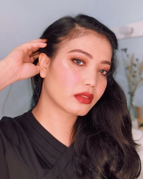 Menatap keheranan pada kamu yang ke Mall buat beli baju lebaran. Why? -
#motd #makeup #makeuplooks #clozetteid #makeupideas #redlips #beautybloggerindonesia