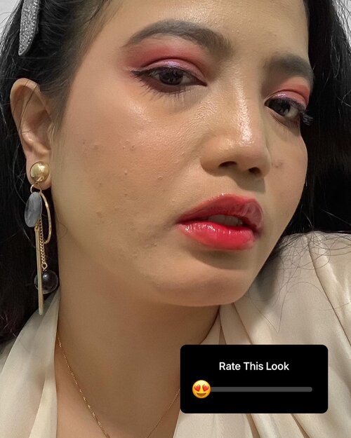 Edisi ngabisin me’ap sambil nyobain @pixycosmetics Stay Last Serum Foundation. 1st impression foundie ini bersahabat sama kulit berminyak, sedikit menonjolkan tekstur kulit yang kering/patchy (bisa diliat di foto ini karena nggak aku filter sama sekali), coveragenya OK loh untuk formula yang ringan. Siapa yang udah cobain? Kira2 berapa nih rate foundie-nya? 😗
-

#motd #makeup #clozetteid #lipgloss #pixystaylastserumfoundation #reviewpixy