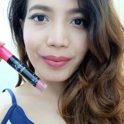 Akhirnya... selesai juga review keenam shade PIXY Lip Cream. Ini swatches-nya di bibir saya, geser-geser ya!

Ada juga swatches di tangan, kesan waktu pemakaian, detail lengkap produk, saya tulis di www.aprijanti.com

Link hidup saya taro di bio. Mampir-mampir ya Sist! Salam cipok 💋 .
.
.
.
.
#beautyreview #beautybloggerindonesia #beauty #lipstick #lipstik #lipstickmatte #pixycosmetics #pixylipcream #pixylipcreammatte #clozetteid #beautynesiamember #indobeautygram
@pixycosmetics @beautynesiamember @indobeautygram