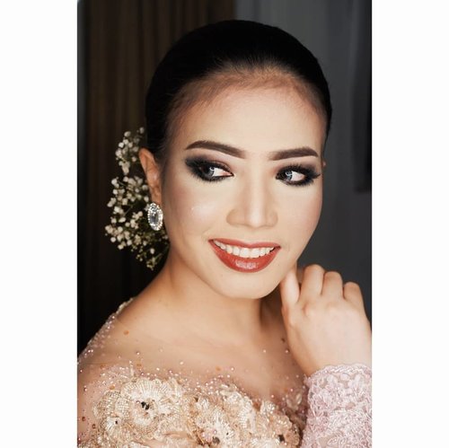 Ini bukan lagi #testmakeup apalagi #prewedding kakaa.. tadi siang saya ikutan Makeup Course Arman Armano sama @andriwedding_lmg ❤️ Temen-temen yang di Surabaya, Lamongan, dan sekitarnya kalau butuh jasa MUA bisa hubungi Ibu Anna langsung dm aja akun @andriwedding_lmg yes! Aku apik ndak di-makeup begini? 😗
.
.
#makeup #makeupwedding #weddingmakeup #MUAIndonesia #motd #Clozetteid