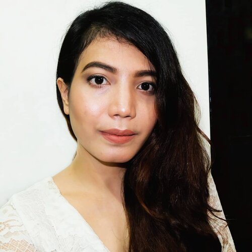 Soft peach #makeup silaturahmi keluarga besar ke tempat camer (tadi siang) #lol

Detail produk:
- CONCEALER @maybelline Fit Me shade sand sable
- FOUNDATION @lorealmakeup True Match shade N3
- LOOSE POWDER @sulamitcosmetics shade 02
- EYEBROW @inezcosmetics Color Contour Eyebrow Liner shade dark brown + black pearl
- BROWCARA @indonesia_etudehouse Color My Brows
- EYESHADOW @absolutenewyork_id ICON Palette shade Exposed
- EYELINER @wardahbeauty Staylast Waterproof Gel Eyeliner
- MASKARA @maybelline Push Up Angle + Push Up Drama
- COTOUR + BLUSH ON @pac_mt Contouring Kit
- HIGHLIGHTER @makeuprevolution Radiance Palette
- LIPSTICK @polkacosmetics shade Maraccas + @blpbeauty shade Butter Fudge
- SETTING SPRAY @milanicosmetics Make It Last

#potd #makeupjunkie #beautybloggerindo #beautybloggerindonesia #clozetteid