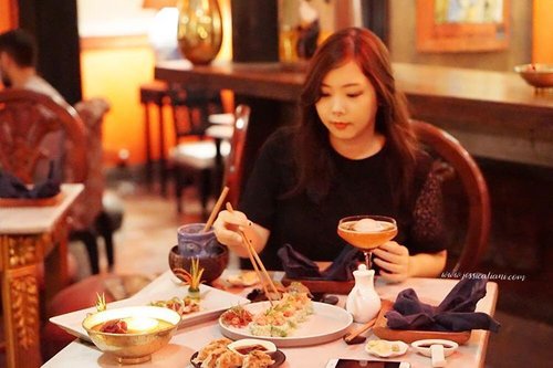 Dinner at @jirestaurantbali is so different than other dining experience. You can dine here while enjoying the touch of art and culture from Indonesia and Japan. Enjoy the Asian cocktail with Japanese food while being served by Geishas and Samurais <3
.
http://www.jessicaliani.com/2016/12/dine-with-geishas-and-samurais-at-ji.html
.
Clickable link on bio
.
#bali #balidaily #balicili #balinow #balibible #balilife #balifood #baliblogger #jirestaurantbali #japanesefood #japanese #tugubali #food #clozette #clozetteid