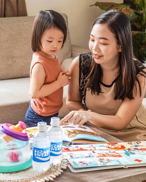 Ada yang suka banget baca buku walaupun belum bisa baca tapi cepet nangkep arti-artinya gara2 sering diajak baca since she's 6m old. Sekarang baca buku jadi salah satu kegiatan favorit di rumah terutama sebelum tidur ~ bed time stories!Biasanya pada mulai bacain buku sejak anak umur berapa nih?Yang di rumah aja jangan lupa jaga kesehatan yaa.. Jaga asupan tubuh juga dari makanan, vitamin dan cairan. Stay safe, stay healthy, stay hydrated!#goION #jagacairantubuh #bbbxpocarisweat #Clozetteid #sociollabloggernetwork #momblogger #bloggerperempuan #baliblogger