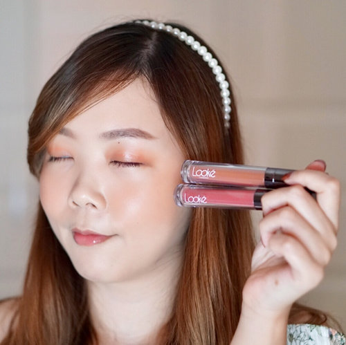 Looking gorgeous with @lookecosmetics 😍
.
Korean #LookeWetMakeupLook using:
• Lip Creme - Hebe
as blush and eyeshadow
• Lip Polish - Luna
as lipgloss and eyeshadow topper
.
Swipe left to see Hebe on me
.
The color Hebe is the perfect coral nude which is suitable for everyday look and Luna is just so gorgeous and giving my lips a perfect gloss, fresh & plump look 👄
.
Plus! They’re halal, paraben free, and cruelty free 🐰
.
Complete review on blog
www.jessicaliani.com
.
Which one do you prefer? Hebe, Luna or both?
.
.
#lookexbalibeautyblogger #celebratingthenewyou #bbbxlookecosmetics #bbbcollaboration #balibeautyblogger #clozetteid #beautybloggerindonesia #setterspace #kbbvmember #charisceleb #beauty #review #jclianiblog @beautybloggerindonesia @tampilcantik