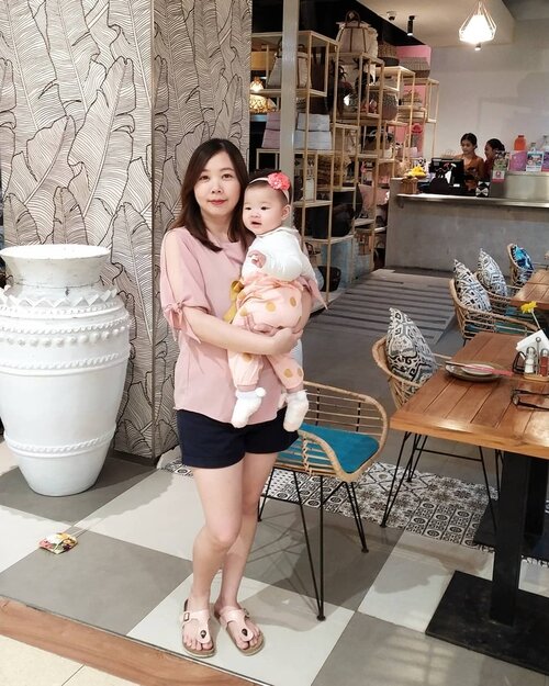 Going pink with baby K
.
(Swipe) Cipitnya kamu kl ketawa, nurun sapa seh...
.
.
.
#family #momanddaughter
#momlife #clozetteid #bali