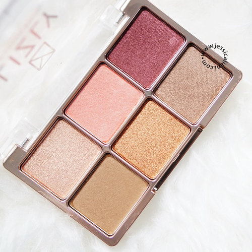 Ah-ma-zing pigmentation from this little eyeshadow palette! It's from @lizly.official @altheakorea .
.
Swipe left to see more and check my blog to see the full review (link on bio)
.
.
#clozetteid #clozettedaily #lizlywhatalovelypalette #eyeshadow #koreanmakeup #koreanbeauty #Kbeauty #althea #lizly #baliblogger #beautyblogger #balibeautyblogger #bloggerceria #bloggerperempuan #indonesianbeautyblogger