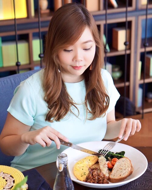 A real definition of ‘makan cantik’ is dolled up and take photo before eating then move the camera away, eat until there’s nothing left even your lipstick is nowhere to be found on lips anymore ~ @jcliani

Who’s agree with me and who does the same thing?

#clozetteid #quoteoftheday #makancantik #bali #balirestaurant #seminyak #balidaily #holidayinbali #interior #foodie #brunch #foodblogger #baliblogger