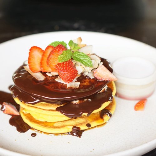 Healthy pumpkin pancake by @wammbali , a hidden place in Ubud offers you vegan friendly breakfast and lunch
.
Don’t judge it by the size, it looks kinda small but I’m having a hard time emptying this stack of 🥞🍌 🍓. Love the chocolate sauce and cold coconut cream
.
Pancake for breakfast, anyone?
.
.
.
#pancakes #bali #balifood #ubud #ubudbali #pumpkinpancakes #healthyfood #vegan #veganbreakfast #clozetteid #food