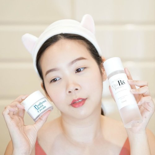 Excuse my pillow face 😴
.
Another ‘honest’ skincare from Korea, it’s @tiam_global
.
I love them because they’re safe, no paraben and other harmful stuffs. They always say what’s true to it like Panthenol, B5 etc
.
I’ve been using these for a while and reviewed them on my blog (link on bio)
.
• TIAM My Signature Panthenol Moist Cream
This is a very moisturizing cream, a little goes a long way, perfect for normal dry skin like me. The consistency is perfect for night cream and I wake up with moist and supple skin every morning after using this
.
• TIAM My Signature Vita B5 Toner
This toner isn’t a watery toner, it’s a bit like essence with thicker consistency and I really like it because it can hydrate my skin so well. My favorite way is using it as mask too, super moisturizing! 😍
.
Got them both from @tiam_global & @cosmetic_jolse (worldwide shipping) for review purpose
.
.
.
#koreanskincareroutine #koreanskincare #tiamkorea #tiamvitab5toner #tiampanthenolmoistcream #beautyreview #kbeauty #kbeautyaddict #balibeautyblogger #beautybloggerindonesia #clozetteid #beautyreview #charisceleb #setterspace #beautynesiamember