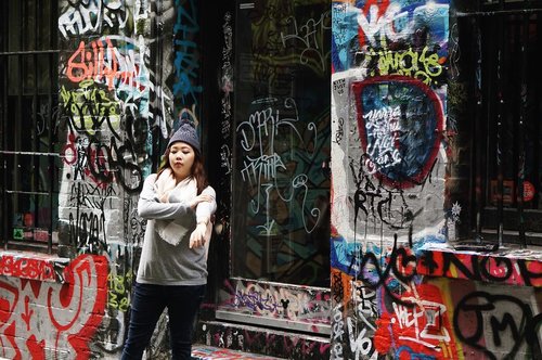 'Not ready to pose yet' making you look like a gangsta 💪🏼😆
.
Really love this lane, full of street art and makes me realize that the world is still full of color
.
#melbourne #throwback #tbt #hosierlane #graffiti #street #streetstyle #streetart #clozetteid #clozettedaily #fashion #ootd #cgstreetstyle #blogger #visitaustralia #visitmelbourne @visitmelbourne @wonderlust.melbourne #australia #autumn #winter #gangsta