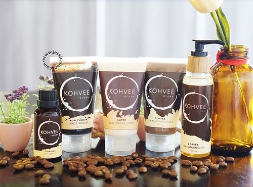 Who loves coffee ☕️
I do! 
Not only delicious, it's good for the skin. It has antioxidant, anti inflammatory, works as detoxifier, and has a heavenly aroma
.
@kohveestory brings a skincare range made from coffee. They're produced in Bali. ❤️ local products
.
L-R: serum, face scrub, sun cream, moisturizer, and cleansing oil
.
My favorite is the face scrub and cleansing oil ❤️. They're really great and the scent is oh-so-heavenly ☕️
.
Read complete review on blog: jessicaliani.com
.
#jclianiblog #kohveestory #localbrand #indonesia #bali #balineseproduct #coffee #skincare #yummy #clozetteid #clozette #bloggerceria #sociollablogger #balibeautyblogger #indonesianbeautyblogger