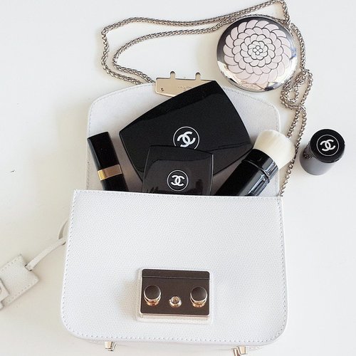 ❤ #classic #blackandwhite #purse #bag #minibag #Chanel #Guerlain #Furla #like #love #tagsforlikes #weheartit #beautyshareit #FDbeauty #femaledailynetwork #femaledaily #clozetteid #clozetteco #clozettedaily