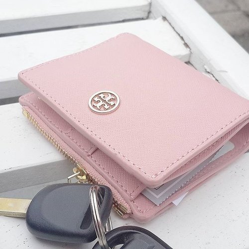 PINK 💟💟 #toryburch #wallet #toryburchwallet #potd #picoftheday #pink #pinklover #pastel #pinkpastel #pastelcolor #Clozettedaily #clozetteid #lovepink #tagsforlikes #weheartit