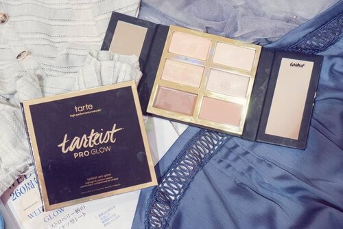 Contour dan highlight palette yang asli bagus banget. Gampang diaplikasi dan di blend, tone nya juga pas dan bikin muka keliatan kurus seketika 😁Review lengkap di https://youtu.be/DEcK8kNnZTULoveeeeee banget._________#beauty #carnellinstyle #love #recommended  #motd #lotd #ootd #photooftheday #photography #bestof2019 #bestcontour  #makeupreview  #realreview  #lookbook #style #styleoftheday #ClozetteID #tartecosmetics#review  #igbeauty  #contour  #tarte  #highlight