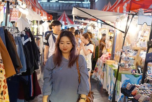 Jalan sambil mikir, kalo borong semua dan ini masih day 1, gimana besok ya 🤔🤔 #shoppinghaul #shopaholic #shopping #streetstyle #bangkok #nightmarket #love #travel #Clozetteid