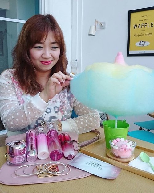During one of my photoshoot for @shiseidoid #WhiteLucent. The cotton candy is too cute and irresistible 🍭

#100BrightestStars #BeautyInYouID #clozetteid #cosmoXshiseido #Cosmopolitan @cosmoindonesia @shiseido #skincare #brightening