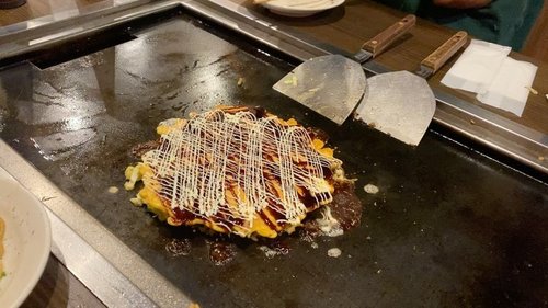 Ini okonomiyaki asli bikin sendiri hehe meski bahannya udah disiapin, lumayan lah. Videonya lebih dari 5 menit, ada bonus emak2 bawel ke anaknya segala... kayaknya pada ilfil kalau nonton 🤣🤣🤣 #okonomiyaki #yums #foodies #Japan #tokyo #love #clozetteID #travelwithCarnellin #delicious #musttry #dohtonbori
