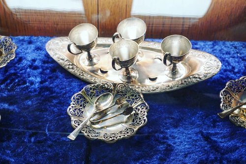 Bring out the silvers, we have a company!Siapa disini yang masih ngundang2 teman makan2 dirumah? Perasaan jarang ya gak kaya dulu, pada milih makan di resto daripada rumah jaman sekarang..... karena alasan ribet masak n ribet beberes. #silverplate #silver #silverspoon #Japan #love #summerholiday #clozetteID #home #cutlery #beauty #cups #collection #teatime