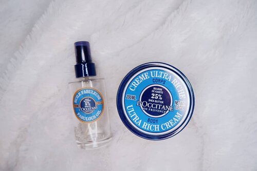 Banyak ya produk buat kulit kering? Emang 🤣Silahkan dipilih sukanya dan maunya yang mana ada di timeline akuh. Rata-rata body lotion dan oils disini utk kulit kering.Review lengkap untuk @loccitane_id Shea Fabulous Oil dan Ultra Rich Body Cream ada di Youtube.com/Carnellinhttps://youtu.be/DR1KHX3y-MYNah kalau kulitku lagi kambuh entah psoriasis atau eksim atau lagi gatal bengkak, dsb, biasanya buat bantu soothing and calming the skin, aku pakai krim nya. Jadi kekeringan dan cracked dari psoriasi gak sampai lukanya terlalu merekah. Untuk tau bedanya psoriasis dan eksim, google saja ya dan reminder, 2 produk ini tidak menyembuhkan, cuma bantu meredakan gejala di kulit supaya lebih terasa nyaman._________#beauty #carnellinstyle #love #igreview  #bodycream  #itchyskin  #moistskin  #photooftheday #photography #youtube #creams  #igbeauty  #bodyoil  #lookbook #style #styleoftheday #ClozetteID #sheaoil #sheabutter  #sensitiveskin #dryskin  #loccitane