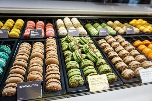 Okay, continue with another macaroons. I never like another brand, just @lamaison.id for some reason. Anybody like me?

Or perhaps do recommend me your favorite macaroons which you think worth trying in Jakarta area 😁

#macarons #lamasion #sweets #macaroons #love #desserts #enjoy #foodoftheday #clozetteID #foodies #foodporn #ovomaltine #whitechocolate