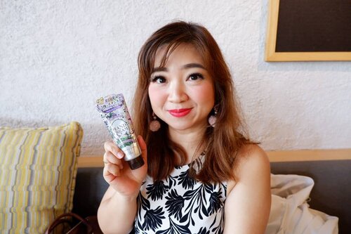 Review hand cream dari yang rich and wangi banget dari @kosecosmeportid  ke koleksi hand cream @loccitane_id Almond dan Rose.Video di youtube.com/Carnellinhttps://youtu.be/RAGydffuJaA#beauty #carnellinstyle #love #igvideo  #motd #lotd #ootd #photooftheday #photography #lookoftheday #loccitane  #skincare  #design  #almond  #style #styleoftheday #ClozetteID#beautiful  #kosecosmeport  #kose  #video  #youtube #igbeauty #handcream  @kosecosmeportsg