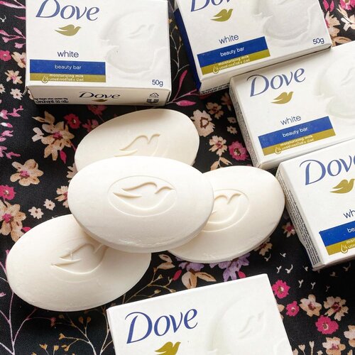 Sabun @dove Beauty Bar ini sempet booming beberapa waktu lalu, tapi tetep aja, gak mudah dapetinnya, di beberapa supermarket atau hypermarket lokal sering gak ada. Padahal lumayan bagus dan murah loh, buat kulit kering dan sensitif (wajah ataupun badan) bisa buat membersihkan maupun melembabkan. Wanginya juga enak banget. 
Review lengkap ada di https://youtu.be/aJ4lsW8jVYE

#dove #beautybar #beautysoap #love #musttry #recommended #facialwash #facialcleanser #gentle #sensitiveskin #dryskin #smellsgood #dovebeauty #clozetteID #igbeauty #photooftheday #photography #igstyle