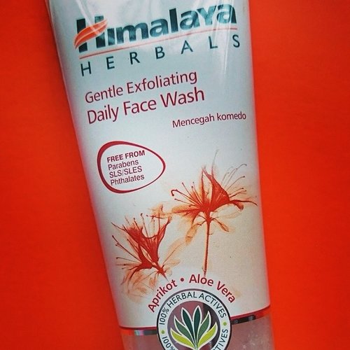 http://www.whileyouonearth.blogspot.com/2014/12/himalaya-herbals-gentle-exfoliating.html a gentle exfoliating daily face wash from @himalayaherbals suitable for daily usage. #himalayaherbals #cleanser #clear #cleanse #noparaben #nosls #ig #igers #igdaily #instabeauty #instadaily #id #idblog #idblogger #clozetteID #beautyblogger #beauty #nature