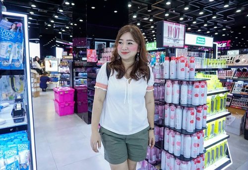 Tersipu-sipu lihat sale segitu banyak di beauty department 😊Pengen borong 1 isle boleh ga 😂_________ #traveldiary #bangkok #travelwithCarnellin #ootd #hello #stylerambut #hairstyle #styleoftheday #motd #outfit #outfitinspo #photooftheday #photography #igers #igdaily #thailand #Clozetteid #dressoftheday