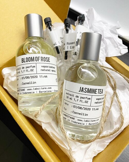 EDP dari @labcitane 

Bloom of Rose: aroma citrus ya g settle di rose. Aromanya fresh di awal dan elegant di akhir. 

Jasmine Tea: Oh this is something that we all love, sekeluarga suka banget sama aroma ini, citrus with white floral tones yang stabil dari awal spray sampe 8 jam lebih. Jadi aromanya fresh terus dan delightfully clean. Ini buat kita aromanya mirip sama pas masuk ION mall 😊 aromanya memorable dan refreshing. A bit zesty and suitable for lifting up moods. 

Nah selain kedua perfume ini, ada 3 tester juga, 

Vanilla Roses (slightly sweet and oh so vanilla), Oui (sweet and addictive), dan Rose Peony (penasaran sama ini karena banyak yang suka, aromanya lebih ke peony, beautiful dan suitable for daily use). 

And I thing I will keep on purchasing perfumes from #Labcitane karena dengan puas akuh bisa wa terus dan tanya-tanya mengenai each perfume yang ada (terjual di shopee) dan akan datang. Jasmine Tea ini juga hanya ada pas kita minta, dan enaknya mereka bisa diminta rekomendasi scent apa yang kita cari atau suka. 

Yang penting buat aku dalam sebuah perfume bukan first atau hearth note nya tapi base dan semua scent yang settle and last for the rest of the day. 

#edp #eaudeparfum #parfumlokal #love #igstyle #igbeauty #clozetteID #instadaily #instabeauty #igbeauty #review #beautyreview #cleanscent #citrus #flowers #jasmine #rose #jasminetea #vanilla #scent