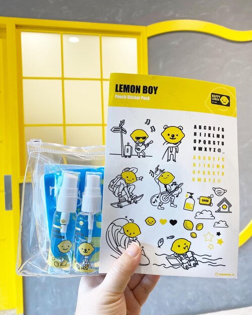 Sebagai fans berat @happylemon_id pas dapet free goodies begini seneng banget 😆

Satu hand sanitizer gel, hand sanitizer spray, tissue, clear pouch, sama stiker 😊🍋

...

Jajan gini aja uda seneng 😬 
lihat kuning-kuning gitu fresh aja bawaannya... makanya emoticon rata-rata kuning ya 🤔 #randomthoughts 

#happylemon #sticker #freebies #hello #igdaily #instadaily #igers #instadaily #goodmorning #morningmood #cafe #decor #decoration #interiordesign #lemon #happiness #clozetteid #handsanitizer #clean