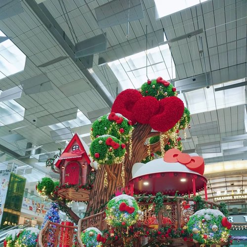 Dreamy isn't it? Like that Christmas Garden Tree House  with giant Red Bow pop with glistening lights you always wanted. Minus the ceiling of course. 
#changiairport #sanrio #hellokitty #treehouse #christmas #decoration #love #decor #clozetteid #bow #redbow #trip #travel #holiday