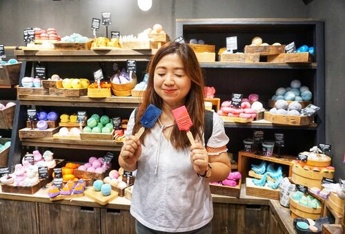 Gak ada yang gak wangi di toko ini. Semua wangiii enakkk 😁

@lushsingapore ❤️ Ini yang dipegang dua2nya bubble bath dalam bentuk ice lolly. Yg pink manis banget aromanya.

#traveldiary #travelwithCarnellin #Lush #bathbomb #lushsingapore #bubblebath #essentialoil #Clozetteid #igphotographia #igbeauty #igers #igdaily #photography