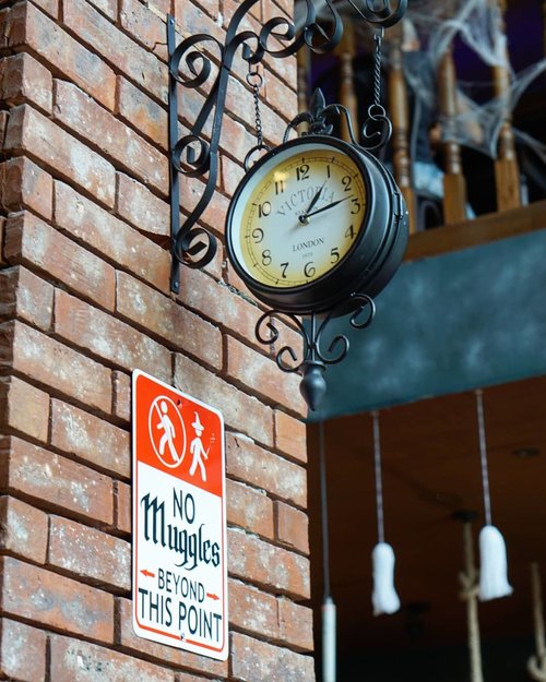 I don't see no muggles, do you?

#muggle #cafe #hogwarts #theme #interiordesign #love #letsgo #Jakarta #restaurantdesign #travel #clozetteID #traveldiary #clock #design