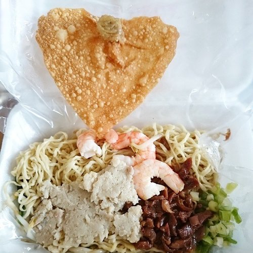 The famous noodle made by a famous #mua @endi_feng heehee

Even the pangsit goreng is in heart shape 😍 #clozetteID #foodporn #idfood #Indonesianfood #makan #makananjakarta #mie #noodle