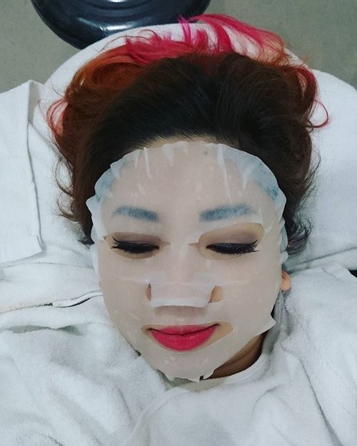 After having such a productive day, getting a treatment at @oyaclinicsindo is so pampering. This is the final step of Oxygen Peel.  The snail mask helps soothe, moisturize and comfort the skin after being thoroughly cleaned and the dead skin removed.Video coming up soon!!! #klinikjakarta #salonjakarta #oyaclinicindo #BeautyBlogger #beautybloggerindonesia #ClozetteID #blogger