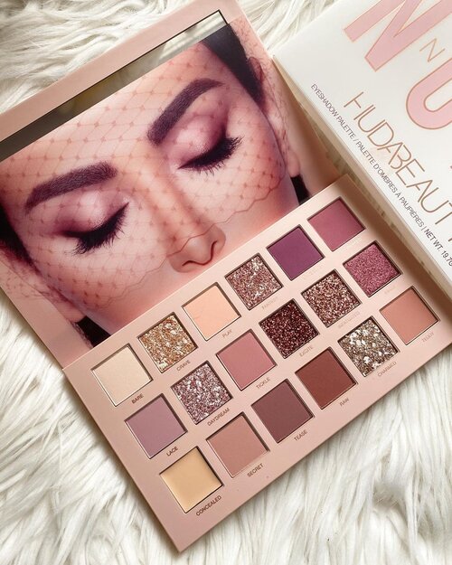 Sooooo pretty... tapi beberapa teksturnya masih agak kurang sih, gak banget, still better than most high end brands. #hudabeauty #eyeshadowpalette #love #clozetteID #hudabeautynudepalette #nude #igbeauty #iglove #potd #lotd #photography #photo #photooftheday #flatlay #sparkle #glitter #glistening #beautiful #color