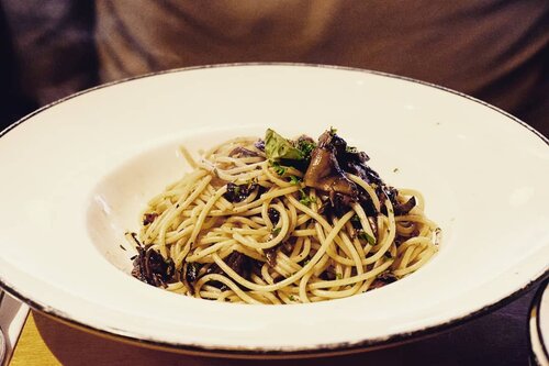 Aglio olio , a simple pasta that taste so yums 🤤Udah pada maksi belum? Jangan lupa makan, karena di Jakbar udah hujan deres, ntar kalau belum makan masuk angin lagi... kan sedih. #foodoftheday #notsalad #ClozetteID #notsohealthyfood #lunch #fresh #love #veggies #musttry #pasta  #pizzamarzano #freshfood #yums