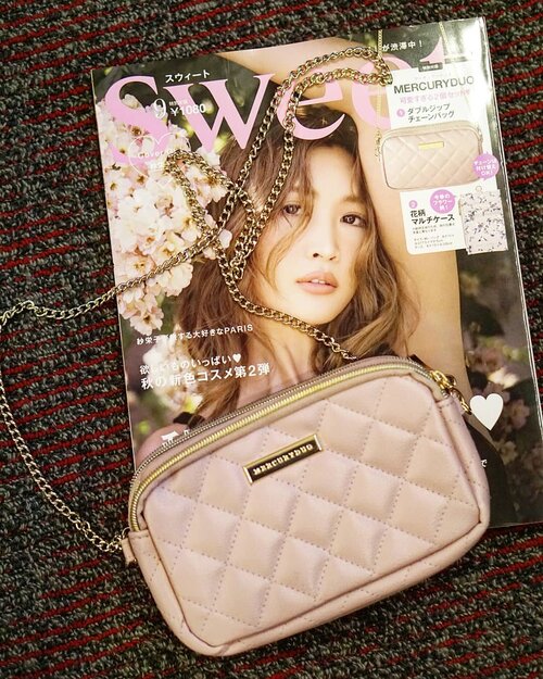 Loving it!

New #mercuryduo bag 💗

Feminine banget yah, super suka sama bentuk dan dalamnya ada dompet juga loh that comes with the purse. 20$ worth spend, dapet majalah and the bag too

#bags #pouch #love #travelwithCarnellin #hello #letsgo #travelingbag #traveldiary #kinokuniya #Clozetteid #mercuryduo #pinkbag #purse #partybag #sweet