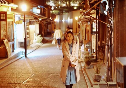 Evening at Ninenzaka area, where the street lights are dimmed adding another dimention of romance in the air. 
Homes here are still holding traditional design and value, it's not just a reminder of a goof ol' days but a preserved of culture. .
.
There's one of a kind Starbuck here just around the corner, that looks more like a Tea House than trendy coffee house. .
Every store closes around 8 PM here and most of the store are homes to the owner, no wonder there's warmth in every glances. .
.
#ninenzaka #Japan #Kyoto #traditional #tradition #Clozetteid #rich #value #streetstyle #dimmedlights #spring2018 #travel #romance #love