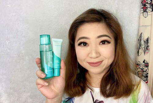 Review Harmonizing Toner serta Bright & Glow Skin Nutrition Gel Creme sudah ada di https://youtu.be/jnvYhFpMzowToner dengan kandungan AHA dan BHA untuk daily use disertai dengan ceramide, vitamin B3 dan bahan lain yang bukan hanya membantu membersihkan kulit juga mencerahkan. Salicylic Acid yang meredakan jerawat secara efektif. Niacinamide, Aloe Vera Leaf Extract, dsb membuat toner ini an all in one toner yang pas for all skin type. Bright & Glow Skin Nutrition Gel Creme, “Mengandung bahan alami terbaik dari algae, aloe vera, lumicease, curcumin, green tea, vitamin c & b3, tranexamic acid, peptides, vitamin d3 , bisabolol, licorice, mosscelltecTM No. 1 yang telah mendapatkan 4 penghargaan Internasional”.Gel Creme ini pas buat kamu yang punya kulit cenderung berminyak, karena formulanya ringan dan pas sebagai pelembab sehari-hari. Karena semua produk #INNERTRUE adalah smart and clean skincare, kita tidak perlu khawatir terhadap keamanannya. Selain aman, toner dan pelembab ini dibuat untuk membantu kulit menghadapi polusi dan radiasi yang kita hadapi seperti anti blue light radiation.Buat kamu yang belum pernah coba, I think it’s worth giving them a shot, bukan hanya karena produknya nyaman dan efektif, tapi termasuk ramah di kantong. Apalagi pas diskon 😆 Hayoo kemarin siapa aja yang kebagian sale nya? Kepengen banget cobain serumnya 😍#SmartSkincareIndonesia #PerawatanWajah #BahanAlami #INNERTRUE #SmartSkincare #SkincareLokal #Skincare #AcneFighter#igbeauty #instabeauty #kulitsehat #healthyskin #igdaily #igers #instadaily #toner #pelembab #potd #lotd #motd #skincareroutine #clozetteid