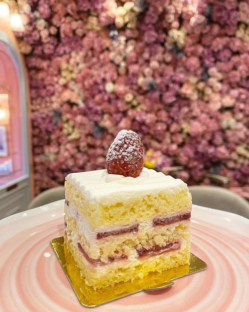Strawberry Shortcake at @pinkmamma_id #dessert #pinkroses #pink #roses #love #sweets #clozetteID #photo #photography #igbeauty #igstyle #cake #cakeofinstagram #cakedecorating #cakeoftheday  #strawberry #strawberryshortcake