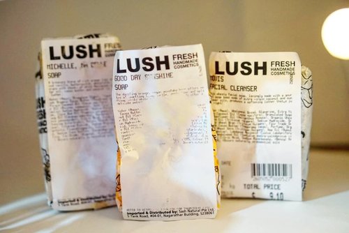 Which #Lush for today?

Michelle, Ma Belle? Good Day Sunshine? 
One thing for sure, I need the facial cleanser. It made my skin feels so clean yet gentle for dry skin. Bar soap are often underestimate but they are surely better than most liquid cleanser I've used.

Do you love Lush like I do?

#traveldiary #travelwithCarnellin #Lush #bathbomb #lushsingapore #bubblebath #essentialoil #Clozetteid #igphotographi #igbeauty #igers #igdaily #photography #soapbar #barsoap #soap #beautybar
