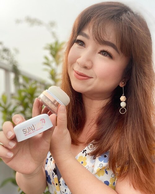 Catrin Mineral Sun Kill RX adalah mineral powder dengan sun protection tinggi SPF 46 PA+++. Fungsi utama powder ini adalah melindungi kulit dari pengaruh buruk matahari. 
Formula sun protection dalam bentuk krim/lotion kadang kurang nyaman dipakai kalau formulanya membuat kulit terlihat berminyak dan white cast. Powder ini membuat kulit terlihat matte, fresh, dan segar. Touch up juga mudah dan tidak merusak makeup. 
Formulanya lembut dan bisa dipakai utk semua orang dalam berbagai usia (anak-anak termasuk). Cocok untuk semua jenis kulit. 
I’ve tried many sunscreen dari yang cream, lotion, powder, so far, produk ini paling nyaman, paling ringan dan paling mudah dipakai kapanpun, dimanapun. 
Get yours at:

https://hicharis.net/carnellin/Njs

karena lagi promo dari Rp.240rb jadi sekitar Rp.170an, lumayan kan 😁 (promo sampai tanggal 9 Juni). #hicharis_official @hicharis_official #charis @charis_celeb #sunscreen #sunprotection #tabirsurya #sale #promo #diskon #igbeauty #igdaily #igers #instadaily #instabeauty #kbeauty #igreview #reviewjujur  #clozetteid