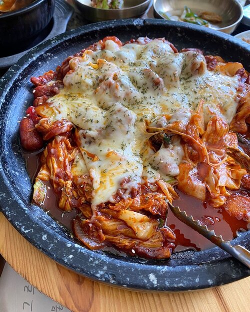 Best Cheese Dak Galbi I’ve tried 😍 

Lihat #NaughtybyNature by #KFC yang rame sangat sampe pada antri di depan, kita jadi beralih ke resto yang ada foto ajumma 😆 and I think this restaurant is one of the most authentic #Korean meal in Jakarta. 

#ChristmasLunch #yums #foodies #food #delicious #dakgalbi #chicken #cheese #cheesedakgalbi #musttry #recommended #clozetteID #foodoftheday #foodstagram #deliciousfood #koreanstyle #koreanfood #igfood #igdaily #instagood #instagram #instadaily #instafood #instalove  #authentic