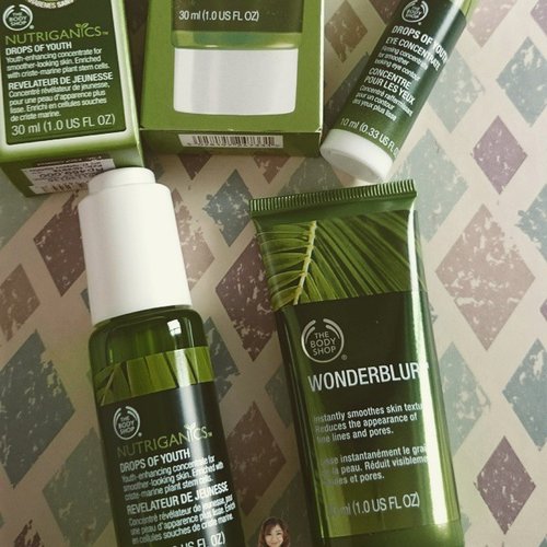 The Nutriganics collection by @thebodyshopindo is getting more and more family member. The pre serum that we all love, now comes for the eyes and pores. 
The light and fresh texture is still the highlight from the series.

#clozetteID #idbblogger #beautybloggerindo #blogger #tbs #thebodyshop #nutriganics #eye #preserum #wonderblur
